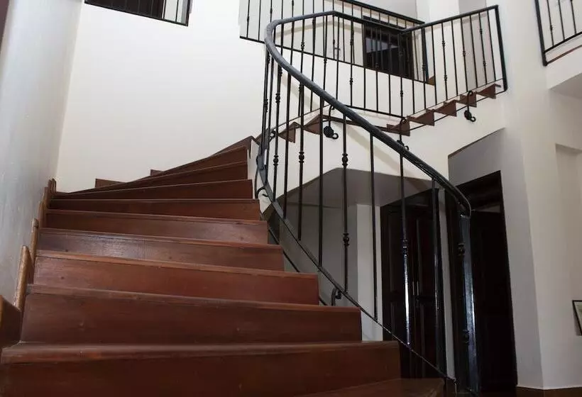 تختخواب و صبحانه The Hive Entebbe Guesthouse