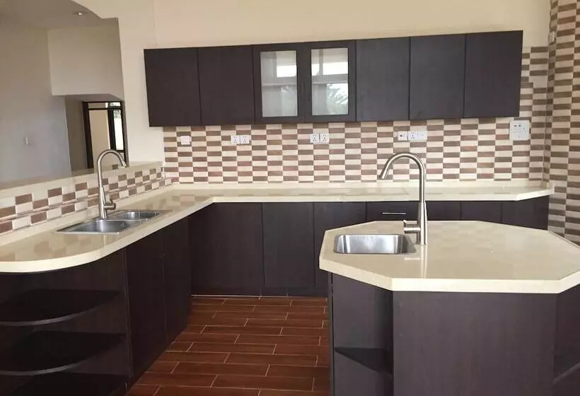 تختخواب و صبحانه The Hive Entebbe Guesthouse