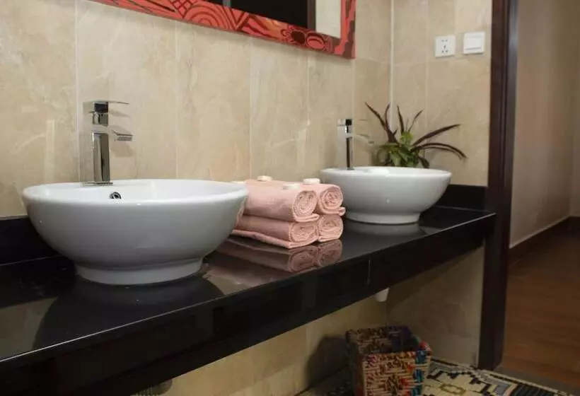 تختخواب و صبحانه The Hive Entebbe Guesthouse