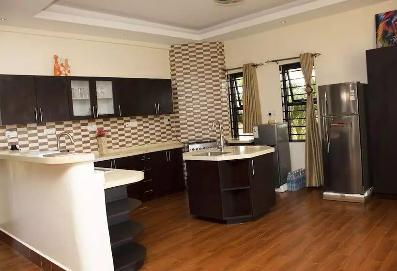تختخواب و صبحانه The Hive Entebbe Guesthouse