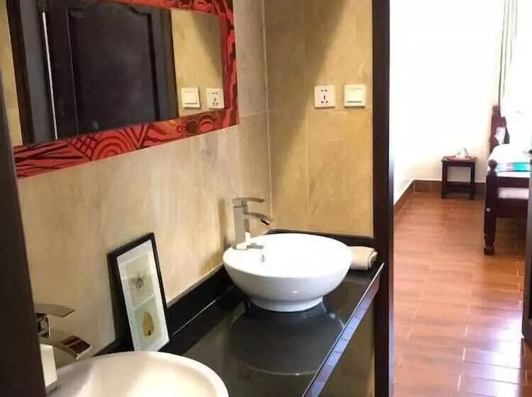تختخواب و صبحانه The Hive Entebbe Guesthouse