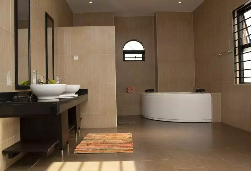 تختخواب و صبحانه The Hive Entebbe Guesthouse