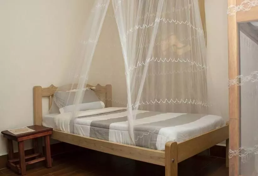 تختخواب و صبحانه The Hive Entebbe Guesthouse