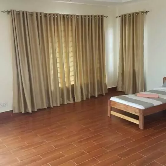 تختخواب و صبحانه The Hive Entebbe Guesthouse