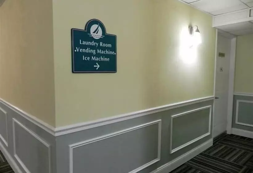 בית מלון כפרי Biscayne Suites