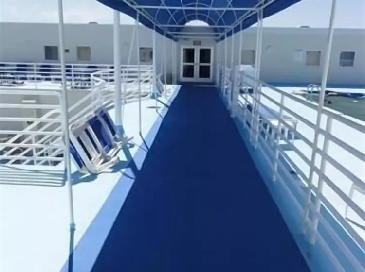 בית מלון כפרי Biscayne Suites