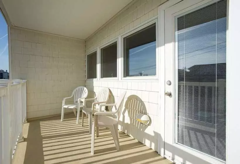 בית מלון כפרי Biscayne Suites