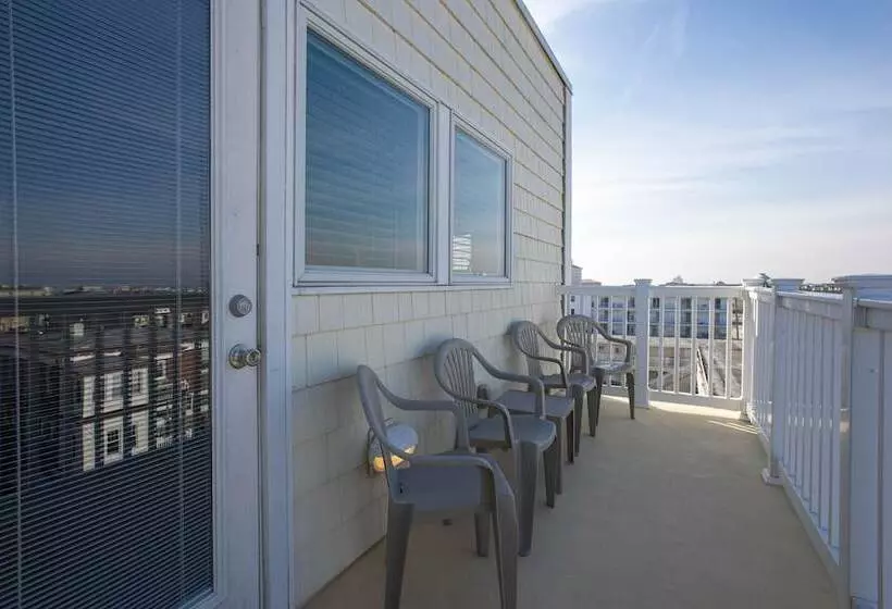 בית מלון כפרי Biscayne Suites