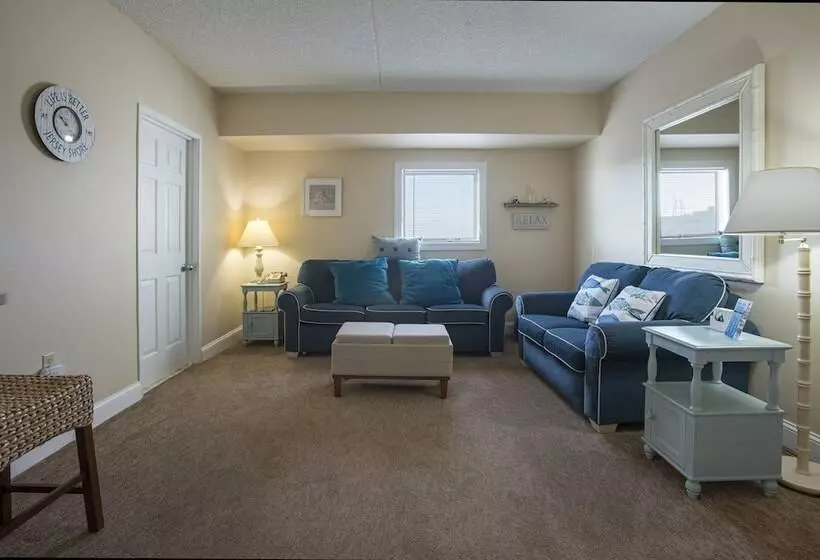 בית מלון כפרי Biscayne Suites