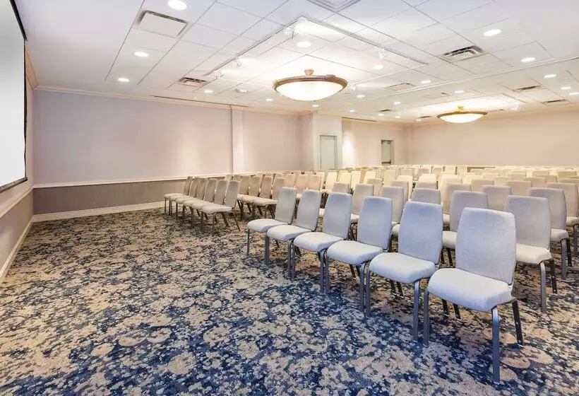 Отель Crowne Plaza Syracuse, An Ihg