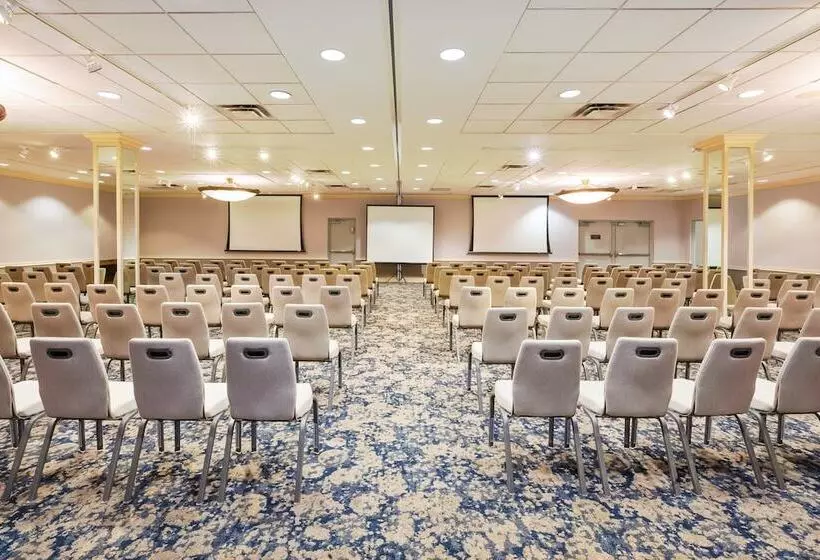 Отель Crowne Plaza Syracuse, An Ihg