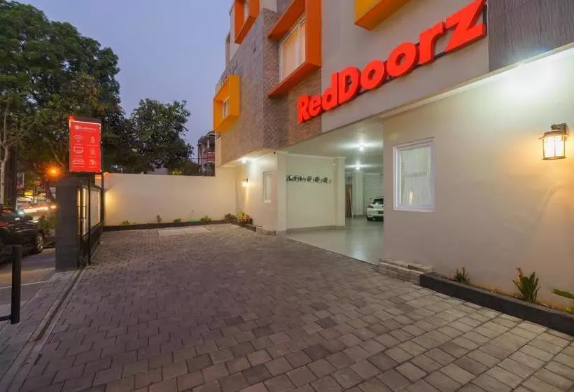 ペンション Reddoorz Near Taman Makam Pahlawan Cikutra