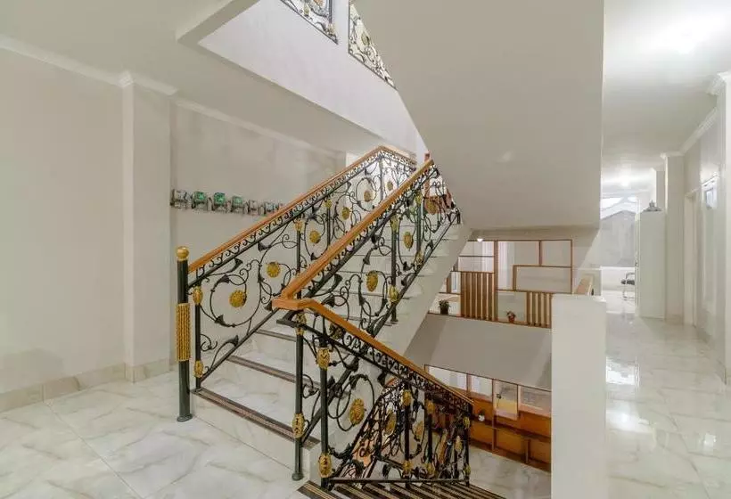 ペンション Reddoorz Near Taman Makam Pahlawan Cikutra