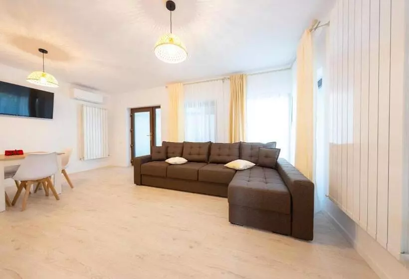 پانسیون Casa Cu Nuc