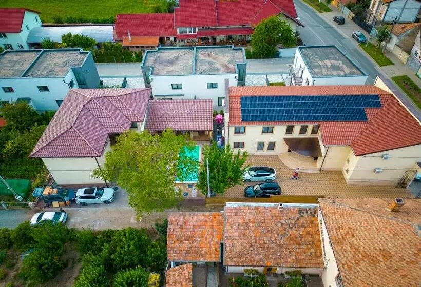 پانسیون Casa Cu Nuc