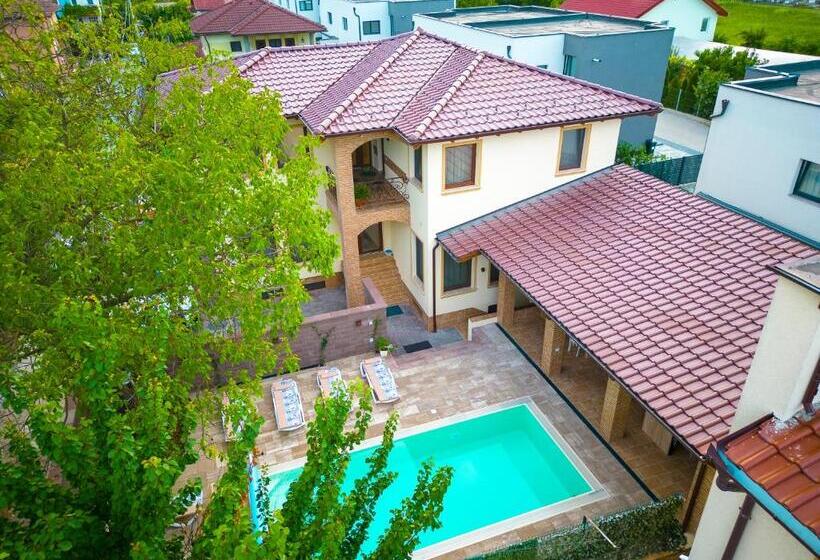 پانسیون Casa Cu Nuc