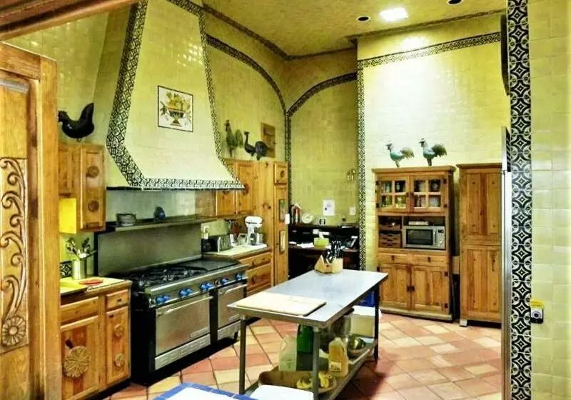 Bed and Breakfast Casa Benavides Inn