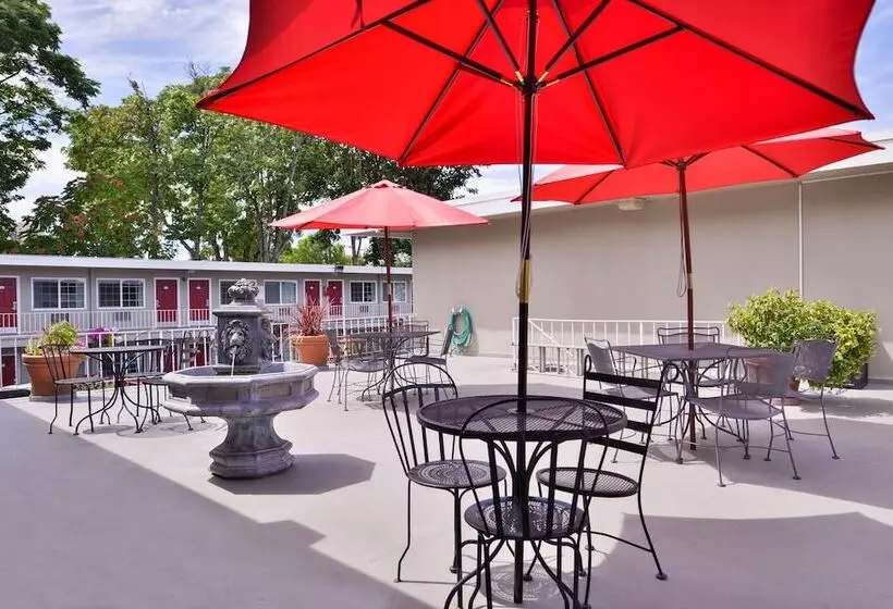 Отель Campus Inn & Suites Eugene Downtown