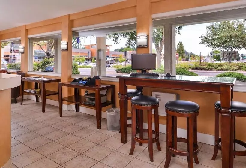 Отель Campus Inn & Suites Eugene Downtown