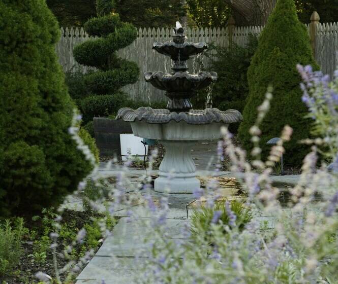 فندق Captain's House Inn