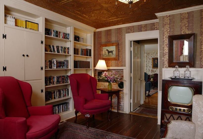 فندق Captain's House Inn