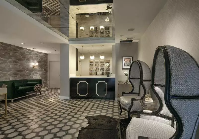 ホテル Carlyle Inn