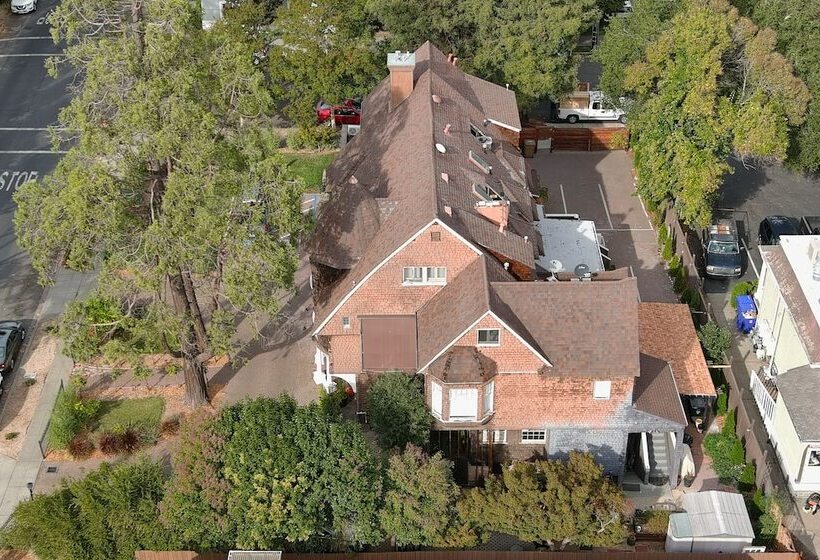 בית מלון כפרי Cedar Gables Inn