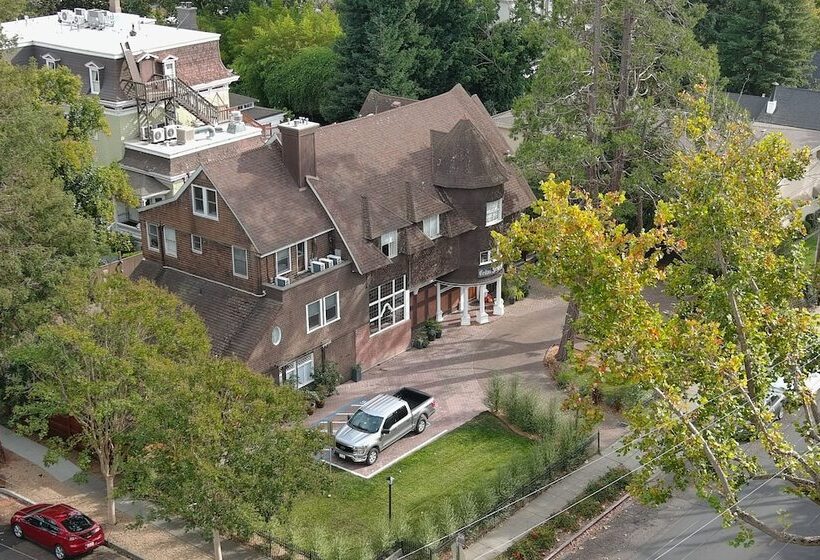 בית מלון כפרי Cedar Gables Inn