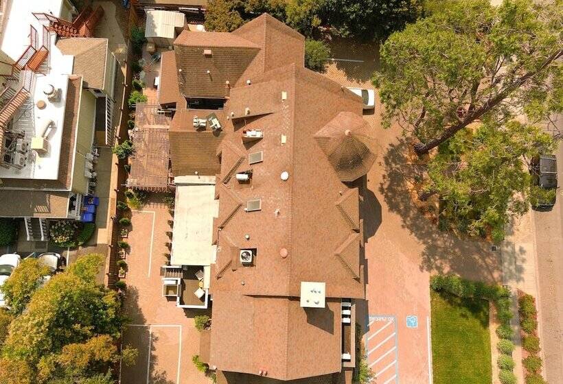 בית מלון כפרי Cedar Gables Inn