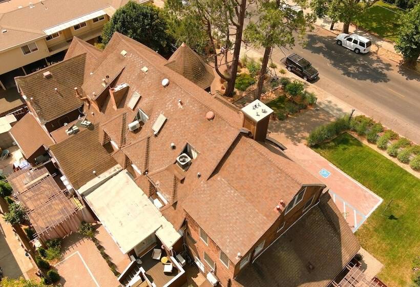 בית מלון כפרי Cedar Gables Inn