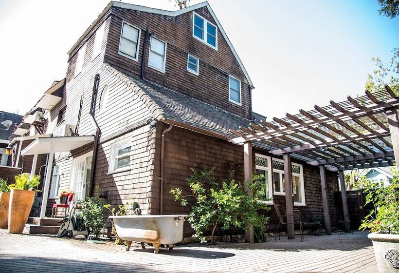 בית מלון כפרי Cedar Gables Inn