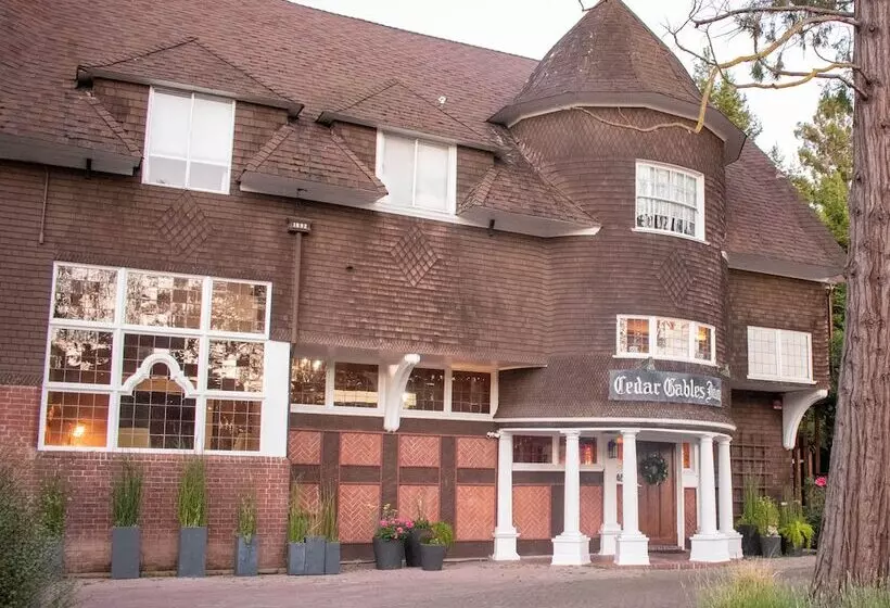 ホテル Cedar Gables Inn
