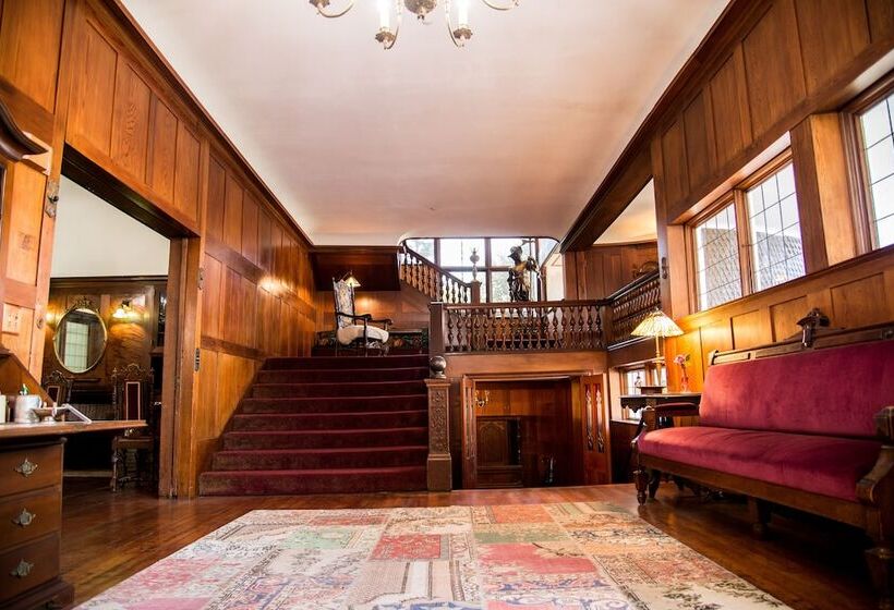 בית מלון כפרי Cedar Gables Inn