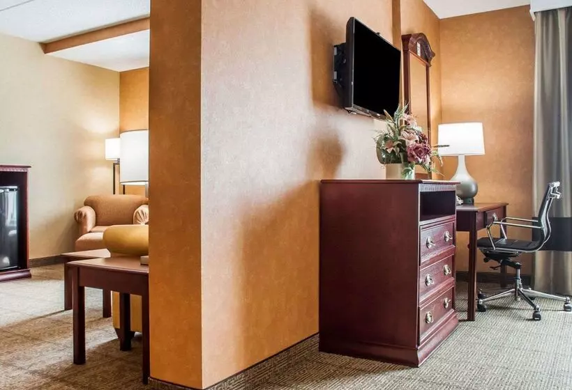 هتل Quality Inn Near Walden Galleria Mall