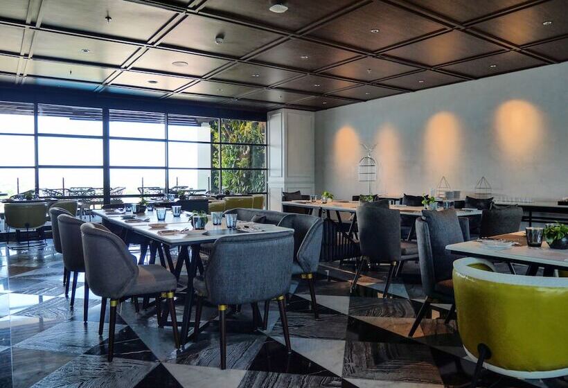 ホテル Movenpick Surabaya City