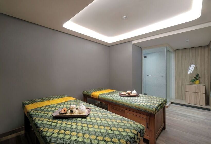 ホテル Movenpick Surabaya City