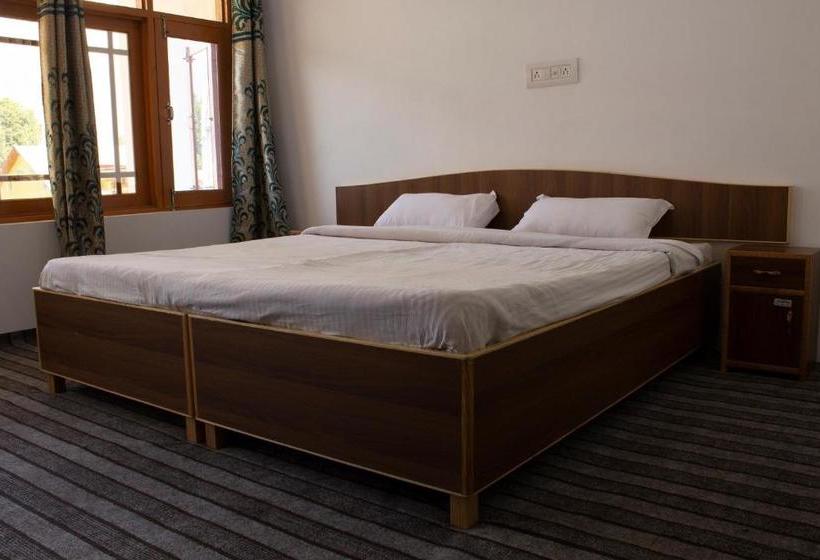 Spot On 45411 Habak Resort