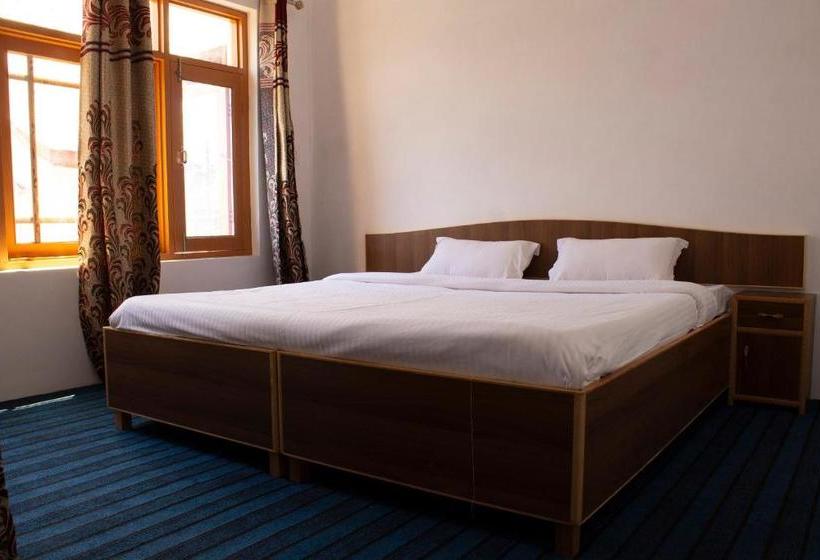 Spot On 45411 Habak Resort