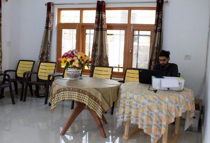 Spot On 45411 Habak Resort