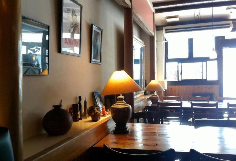 Django Hostel & Lounge