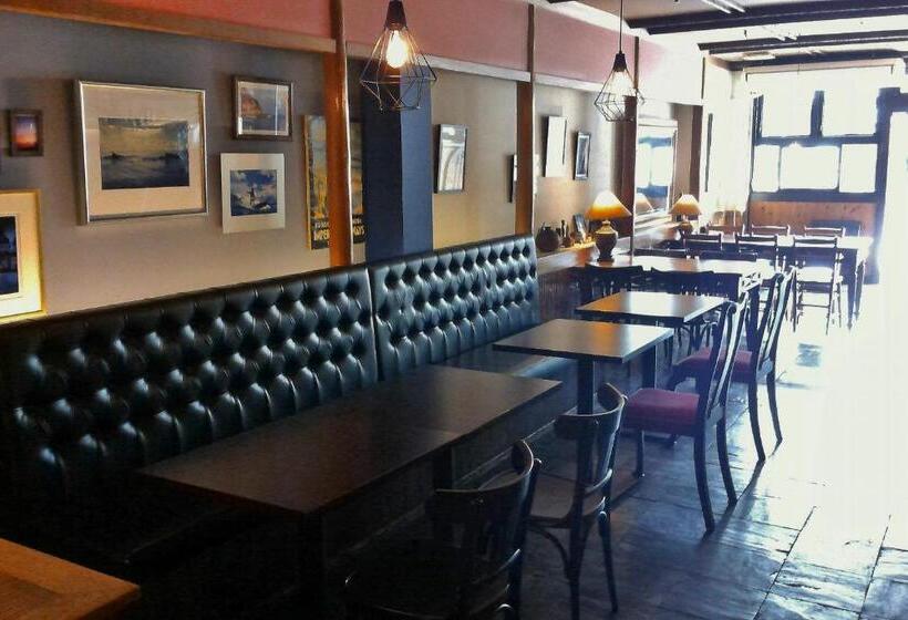 Django Hostel & Lounge