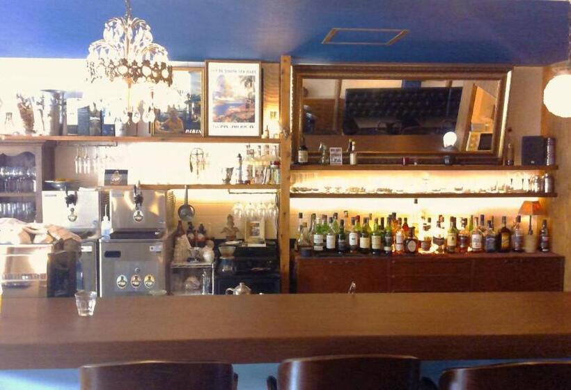 Django Hostel & Lounge