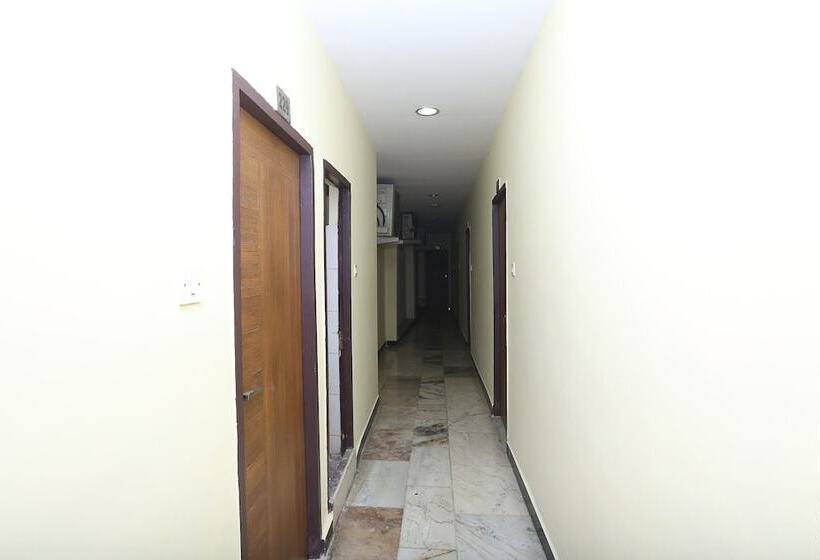 Hotell Spot On 6856 Eshi Guest House