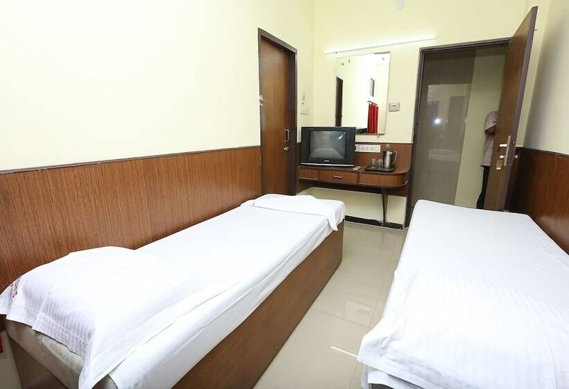 Hotell Spot On 6856 Eshi Guest House