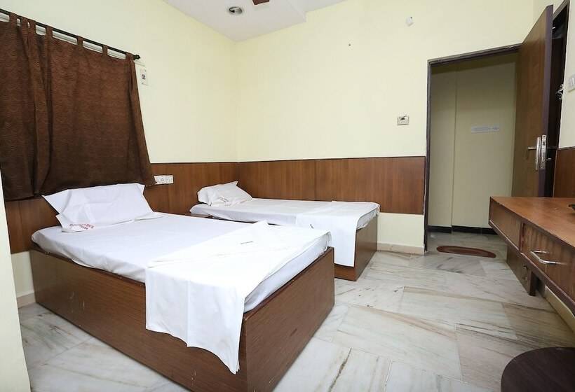 Hotell Spot On 6856 Eshi Guest House