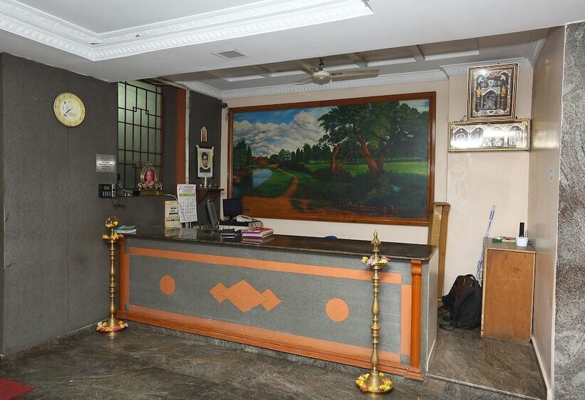 Hotell Spot On 6856 Eshi Guest House