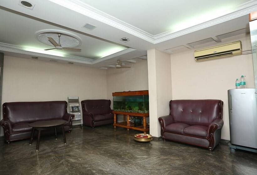 Hotell Spot On 6856 Eshi Guest House