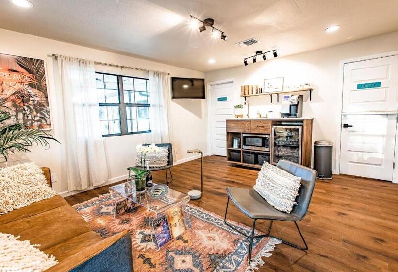 Отель Stonewall Motor Lodge