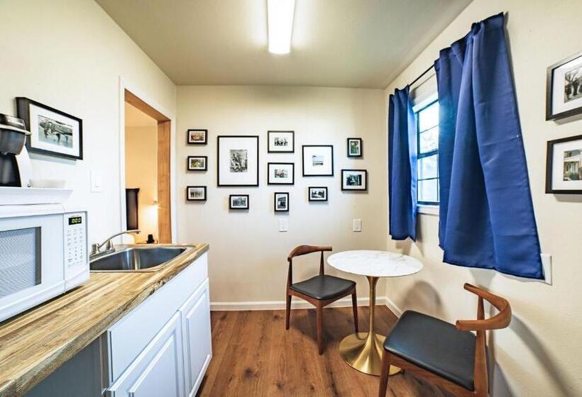 Отель Stonewall Motor Lodge