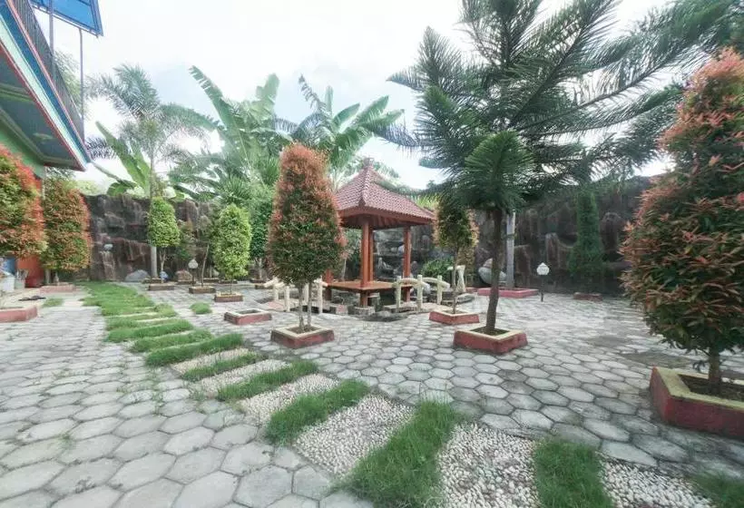 ペンション Reddoorz Syariah Near Mall Roxy Banyuwangi 2